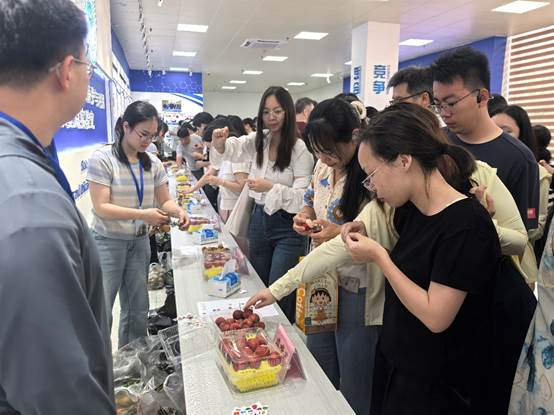 一些人在切蛋糕 中度可信度描述已自动生成