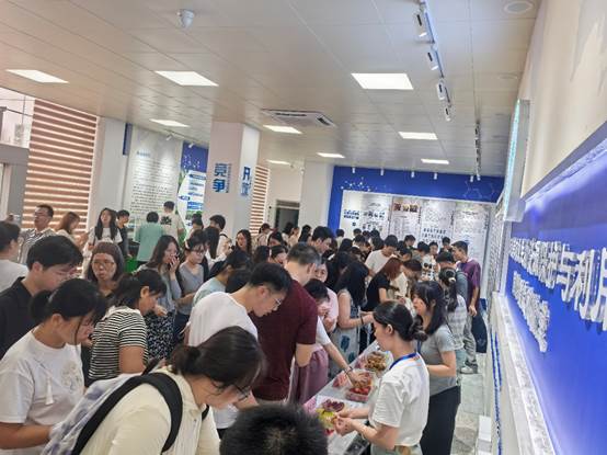 许多人在房间里 描述已自动生成